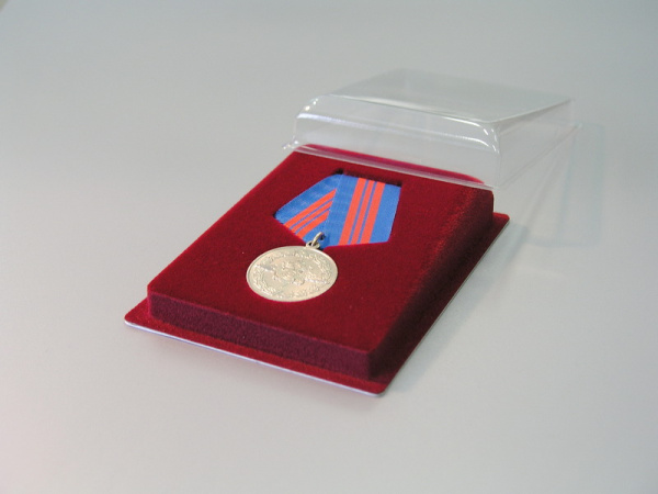  Сувенирная упаковка с уклоном (100х133х25 мм) под медаль РФ d-32 мм, тёмно-синий