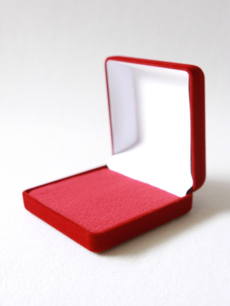 Футляр (92х92х40 мм) с поролоновой вставкой, светло-бордовый