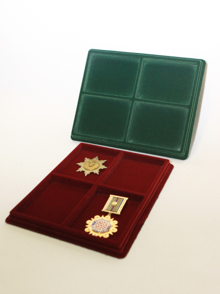 Планшет S (243х304х21 мм) на 4 ячейки (101х131,5х18 мм), тёмно-бордовый