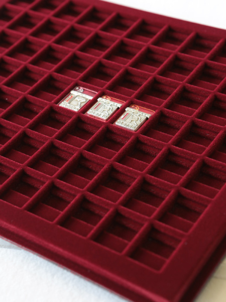  Планшет S (234х296х12 мм) для спортивных значков на булавке (77 ячеек), тёмно-бордовый