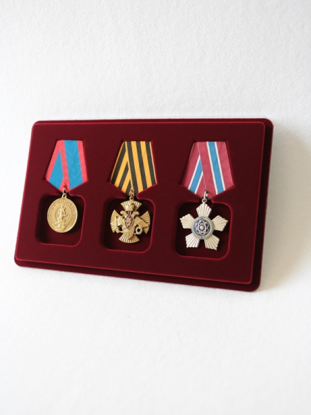 Планшет M (146х236х12 мм) на 3 ордена с пятиугольной колодкой, тёмно-бордовый