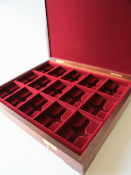  Футляр деревянный Vintage S (305х247х54 мм) на 15 ячеек (49х63х10 мм) под знаки с булавками, тёмно-бордовый