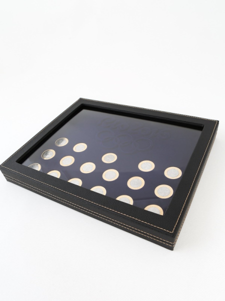  Бокс из искусственной кожи с прозрачным окном Nera Plus для 16+1 монет серий «XXXI Летние Олимпийские игры 2016 года в Рио-де-Жанейро», «Передача Олимпийского флага», тёмно-синий