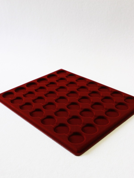  Планшет S (234х296х12 мм) для 42 монет в капсулах CAPS 25 Leuchtturm. Диаметр ячейки 32 мм, тёмно-бордовый