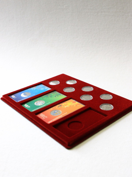  Планшет S (234х296х12 мм) для 4 монет Сочи-2014 в блистерах и 7 монет Сочи-2014 в капсулах Leuchtturm (Диаметр 33 мм), тёмно-бордовый