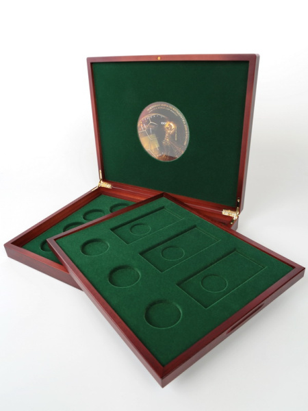  Футляр деревянный Volterra Duo (344х267х50 мм) для 3 монет 25 рублей в капсулах, 3 монет 25 рублей в блистере, 14 серебряных монет «Футбол 2018» в капсулах. 2 уровня, зелёный