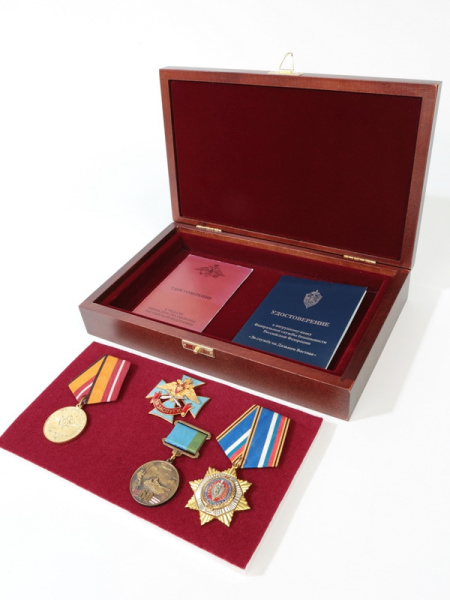  Футляр деревянный Vintage M (244х154х48 мм) на 1 ячейку с поролоновой вставкой, тёмно-бордовый