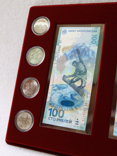  Планшет S (234х296х12 мм) для 2 банкнот Сочи-2014 в чехлах и 8 монет Сочи-2014 в капсулах Leuchtturm (Капсулы в столбик. Диаметр 33 мм), тёмно-бордовый