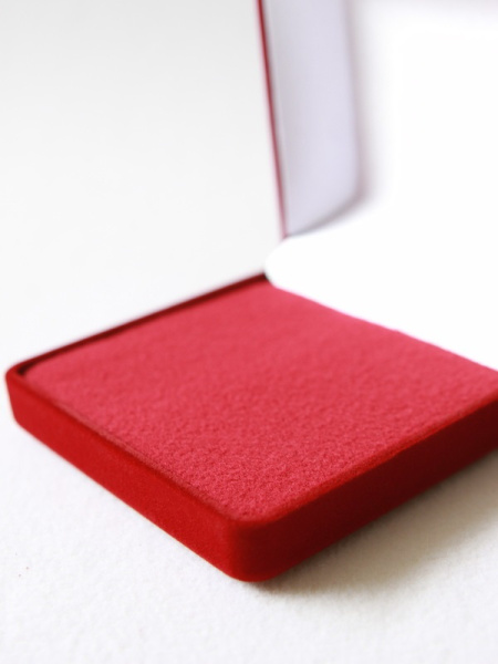 Футляр (92х92х40 мм) с поролоновой вставкой, светло-бордовый