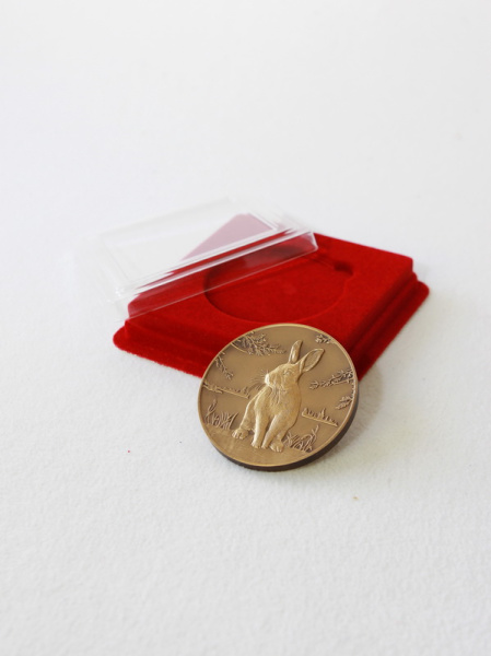  Сувенирная упаковка (106х106х20 мм) под монету, медаль (диаметр 60 мм, глубина 4 мм), тёмно-бордовый