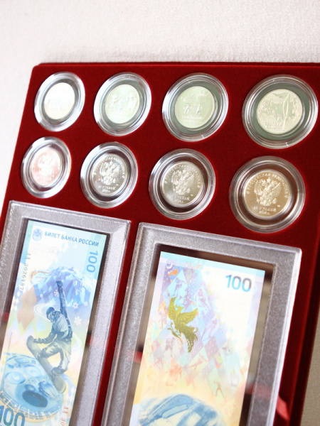  Планшет S (234х296х12 мм) для 2 банкнот Сочи-2014 в капсулах и 8 монет Сочи-2014 в капсулах, тёмно-бордовый