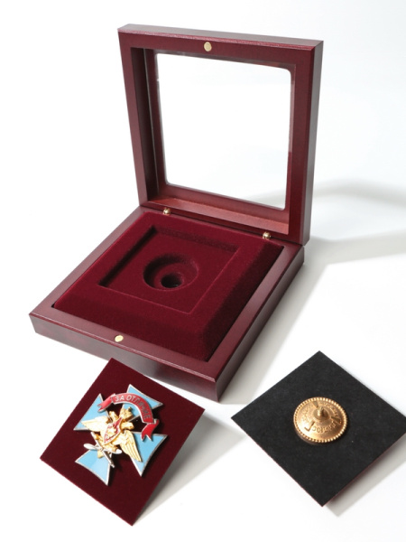 Деревянный футляр с прозрачным окном Volterra (120х120х34 мм) под знак с винтом,  тёмно-бордовый