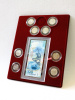  Планшет S (234х296х12 мм) для 1 банкноты Сочи-2014 в капсуле и 8 монет Сочи-2014 в капсулах (4 монеты располагаются в олимпийских кольцах), тёмно-бордовый