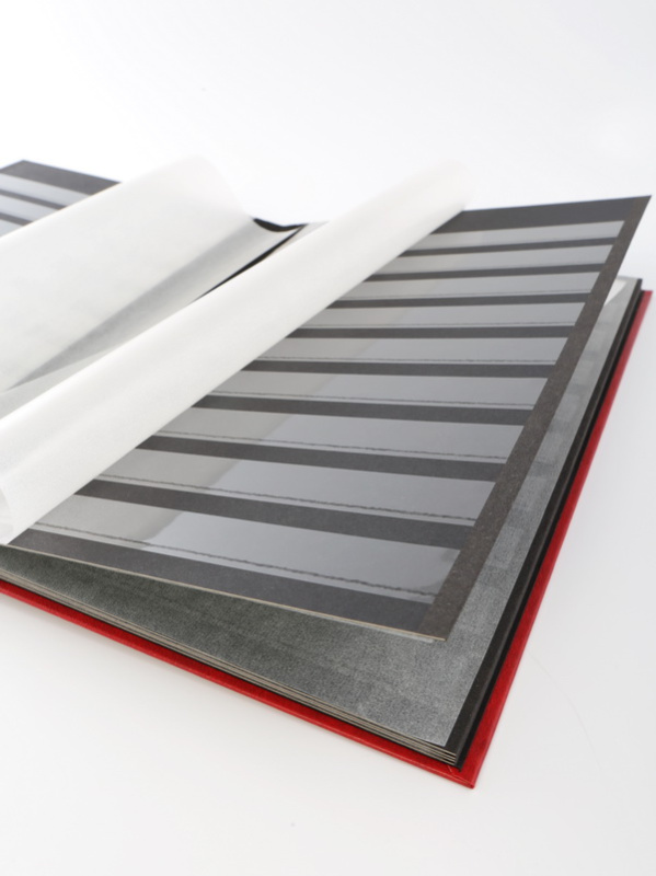 Альбом для марок (кляссер LOTOS). 8 листов (16 страниц) из чёрного картона с промежуточными листами из пергамина. Красный. Lindner, 5701