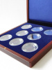 Деревянный футляр (190х196х32 мм) для 8 монет в капсулах (диаметр 44 мм). Синий