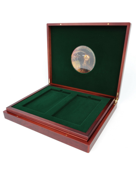  Футляр деревянный Volterra Trio de Luxe (331х271х56 мм) для 2 банкнот, 3 монет 25 рублей в капсулах, 3 монет 25 рублей в блистере, 3 золотых и 14 серебряных монет «Футбол 2018» в капсулах. 3 уровня, зелёный