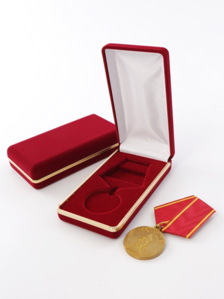 Футляр с золотым ободком (62х116х26 мм) под медаль РФ d-32 мм с пятиугольной колодкой, светло-бордовый