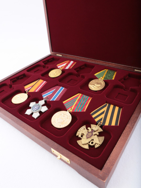  Футляр деревянный Vintage S (305х247х40 мм) на 10 орденов с пятиугольной колодкой, тёмно-бордовый