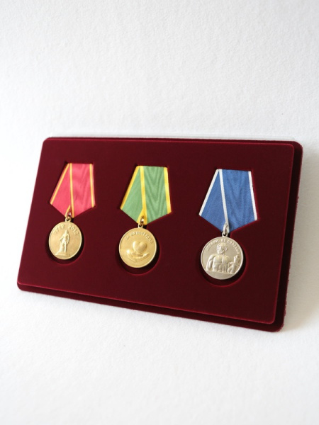 Планшет M (146х236х12 мм) на 3 медали РФ d-37 мм с пятиугольной колодкой, тёмно-бордовый