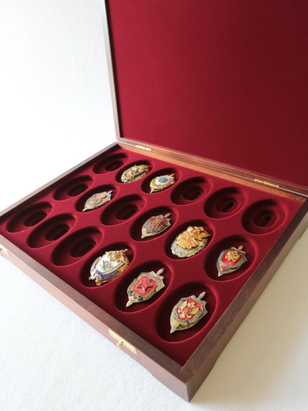  Футляр деревянный Vintage S (305х247х54 мм) на 18 ячеек (40х63х7 мм) под знаки с винтами, тёмно-бордовый