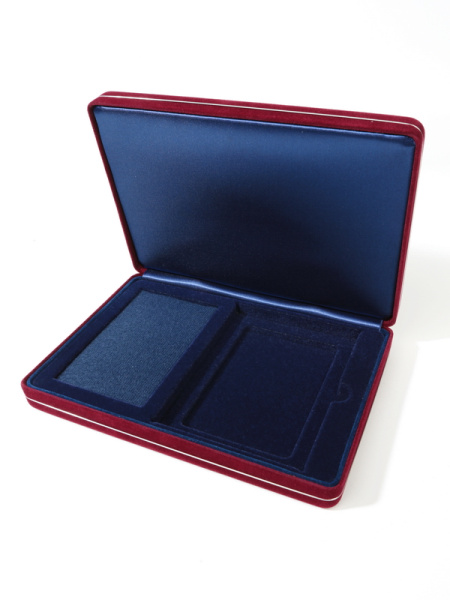  Футляр замшевый (182х128х34 мм) с поролоновой вставкой под универсальную медаль и удостоверение (80х110х8 мм), бордовый/тёмно-синий
