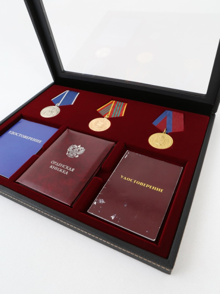  Бокс из искусственной кожи с прозрачным окном Nera Plus для 3 медалей РФ d-32 мм и 3 удостоверений, тёмно-бордовый
