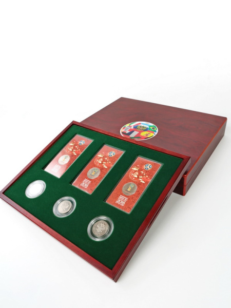  Футляр деревянный Volterra Duo (344х267х50 мм) для 3 монет 25 рублей в капсулах, 3 монет 25 рублей в блистере, 3 золотых и 14 серебряных монет «Футбол 2018» в капсулах. 2 уровня, зелёный