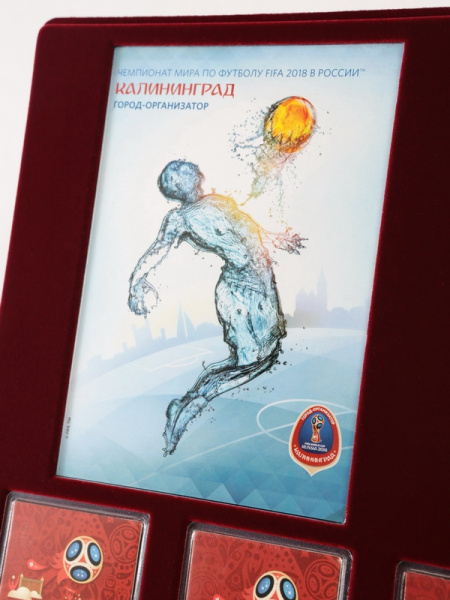  Планшет S (234х296х12 мм) для 3 монет 25 рублей и 3 монет 25 рублей в блистере «Футбол 2018» + Открытка. Калининград, тёмно-бордовый