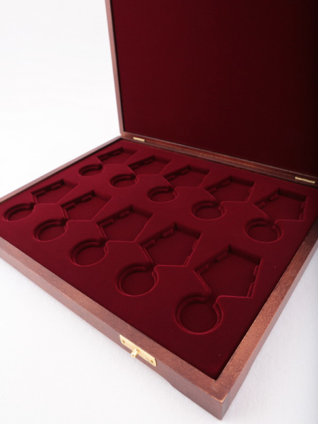  Футляр деревянный Vintage S (305х247х40 мм) на 10 медалей РФ d-32 мм с пятиугольной колодкой, тёмно-бордовый