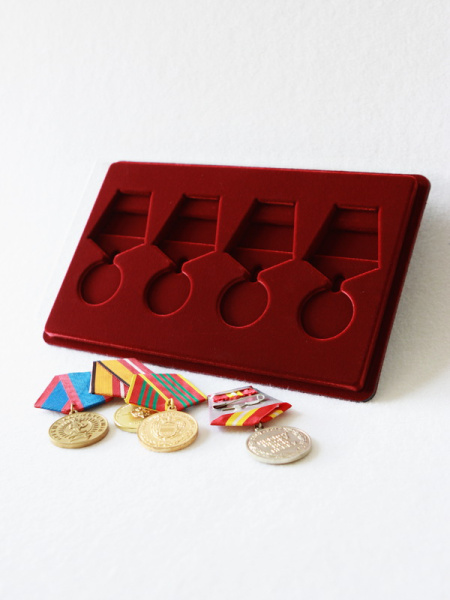 Планшет M (146х236х12 мм) на 4 медали РФ d-32 мм с пятиугольной колодкой, тёмно-бордовый