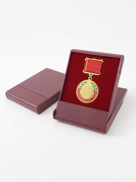  Футляр пластиковый (79х106х16 мм) для медали на квадро колодке (короткая), светло-бордовый