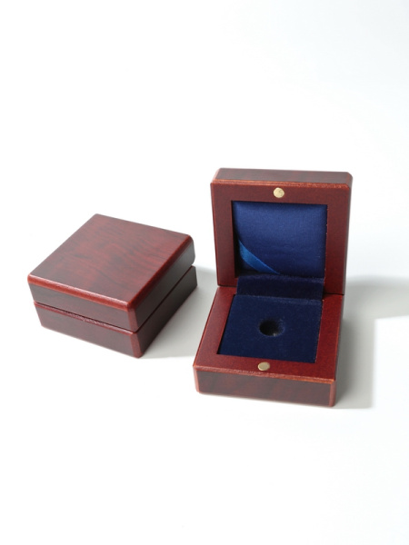 Деревянный футляр (60х60х32 мм) под значок, тёмно-синий