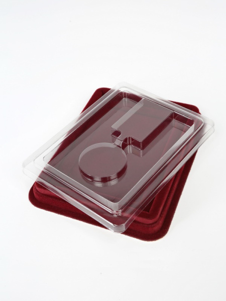  Сувенирная упаковка (110х139х22 мм) под медаль на вытянутой колодке (в крышке) и удостоверение (81х112х6 мм). Тип 11, тёмно-бордовый