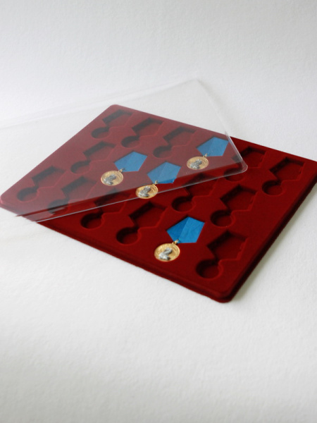  Планшет G (291х393х16 мм) на 17 медалей РФ d-32 мм с пятиугольной колодкой, тёмно-бордовый