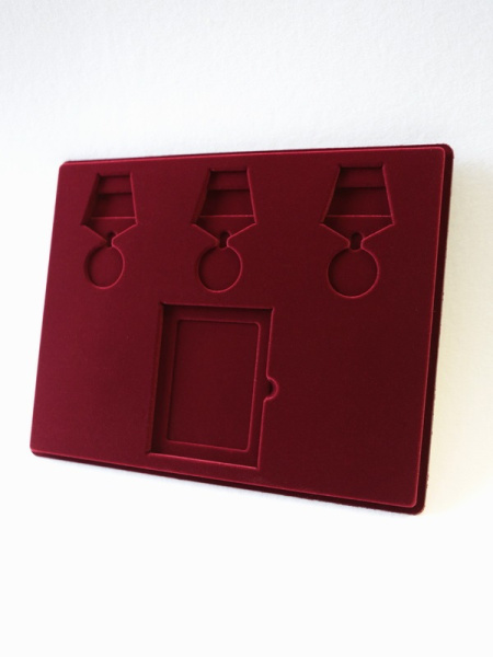 Планшет S (234х296х12 мм) на 3 медали РФ d-32 мм и 1 удостоверение, тёмно-бордовый