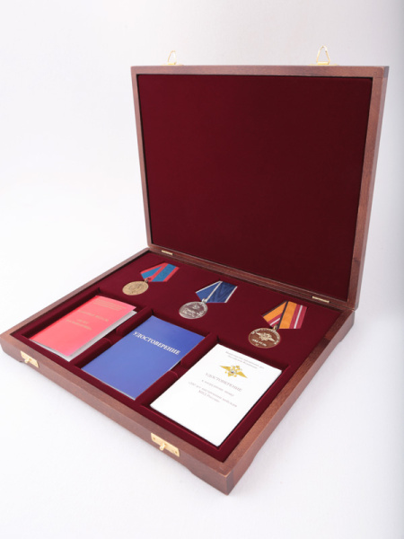  Футляр деревянный Vintage S (305х247х40 мм) для 3 медалей РФ d-32 мм и 3 удостоверений, тёмно-бордовый