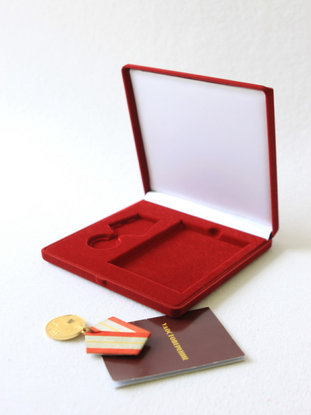  Футляр (165х165х27 мм) под медаль РФ d-32 мм и удостоверение (81х112х8 мм), светло-бордовый