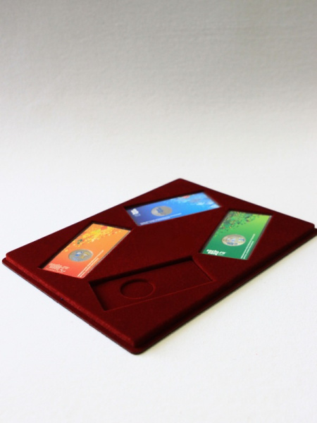  Планшет S (234х296х12 мм) для 4 Олимпийских монет Сочи-2014 в блистере. Вертикальный, тёмно-бордовый