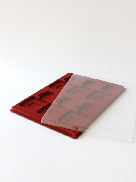 Планшет S (234х296х12 мм) на 6 орденов с пятиугольной колодкой. Вертикальный, тёмно-бордовый