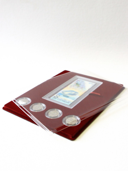  Планшет S (234х296х12 мм) для 1 банкноты Сочи-2014 в капсуле и 4 монет Сочи-2014 в капсулах, тёмно-бордовый