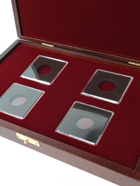  Деревянный футляр Vintage M (244х156х38 мм) для 4 монет в капсулах Quadrum (50х50х6 мм), тёмно-бордовый
