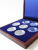 Деревянный футляр (190х196х32 мм) для 7 монет в капсулах (диаметр 44 мм). Синий