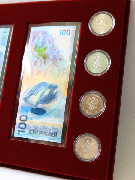  Планшет S (234х296х12 мм) для 2 банкнот Сочи-2014 в чехлах и 8 монет Сочи-2014 в капсулах Leuchtturm (Капсулы в столбик. Диаметр 33 мм), тёмно-бордовый