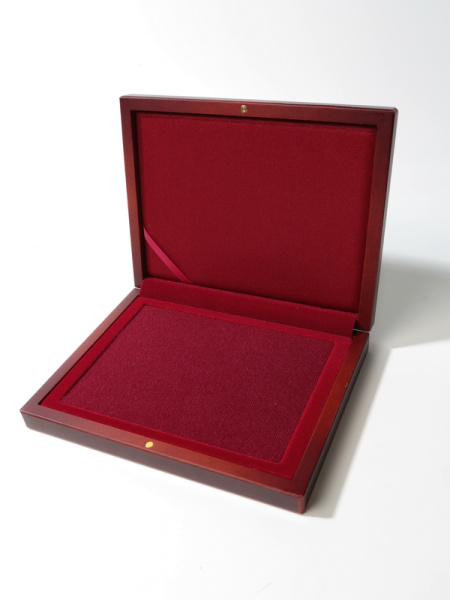 Деревянный футляр (194х149х32 мм) с поролоновой вставкой,  светло-бордовый