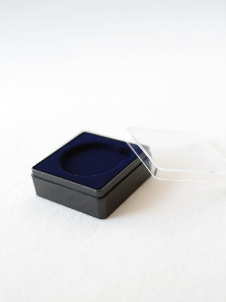  Футляр пластиковый (58х58х22 мм) для одной монеты, медали (диаметр 40 мм, глубина 4 мм). Черное основание, тёмно-бордовый