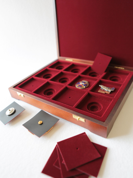  Футляр деревянный Vintage S (305х247х54 мм) на 12 ячеек (62х62х8 мм) под знаки с винтами + комплект вставок, тёмно-бордовый