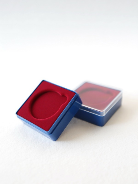  Футляр пластиковый (58х58х22 мм) для одной монеты, медали (диаметр 40 мм, глубина 4 мм). Светло-синее основание, светло-бордовый