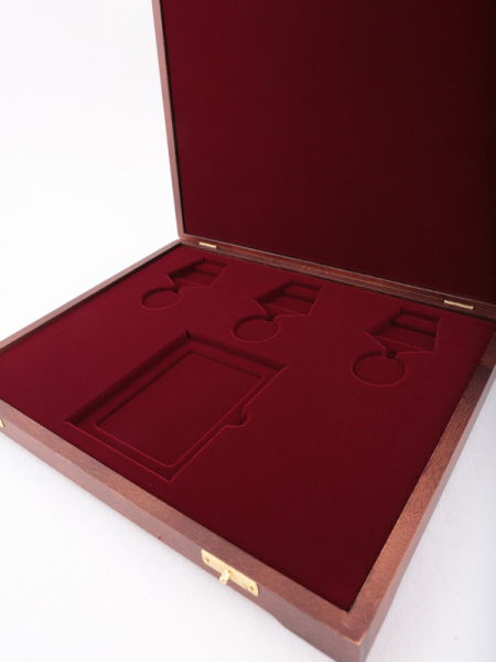  Футляр деревянный Vintage S (305х247х40 мм) на 3 медали РФ d-32 мм и 1 удостоверение, тёмно-бордовый