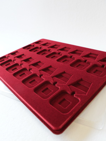  Планшет G (291х393х16 мм) на 14 орденов с пятиугольной колодкой, тёмно-бордовый