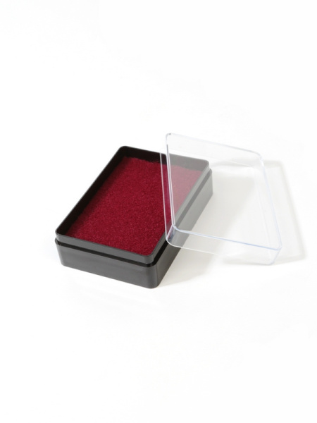  Пластиковый футляр (48х68х22 мм). Чёрное основание, прозрачная крышка, чёрный/бордовый